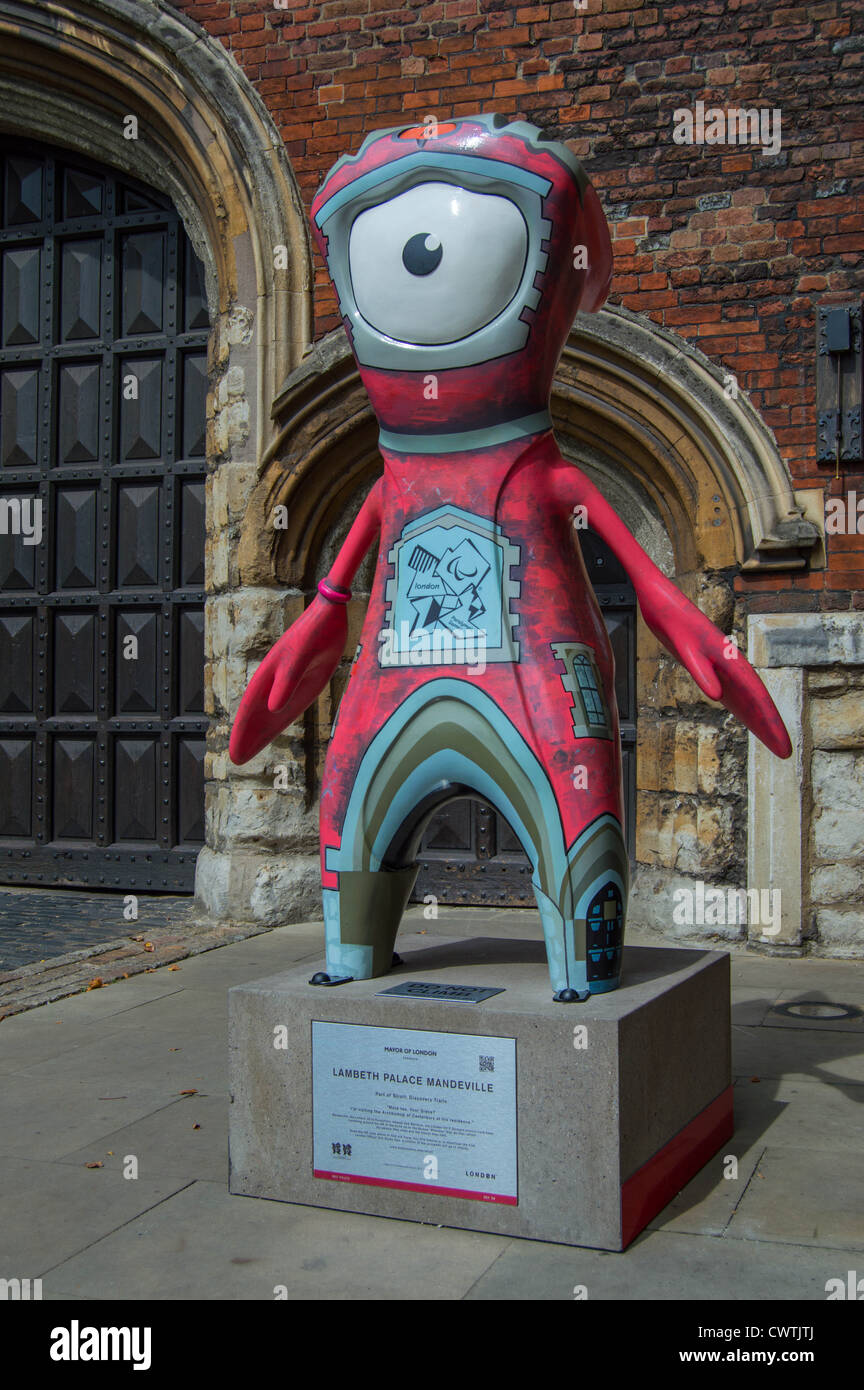 Madeville, Londra 2012 Mascotte olimpica al di fuori di Lambeth Palace Foto Stock