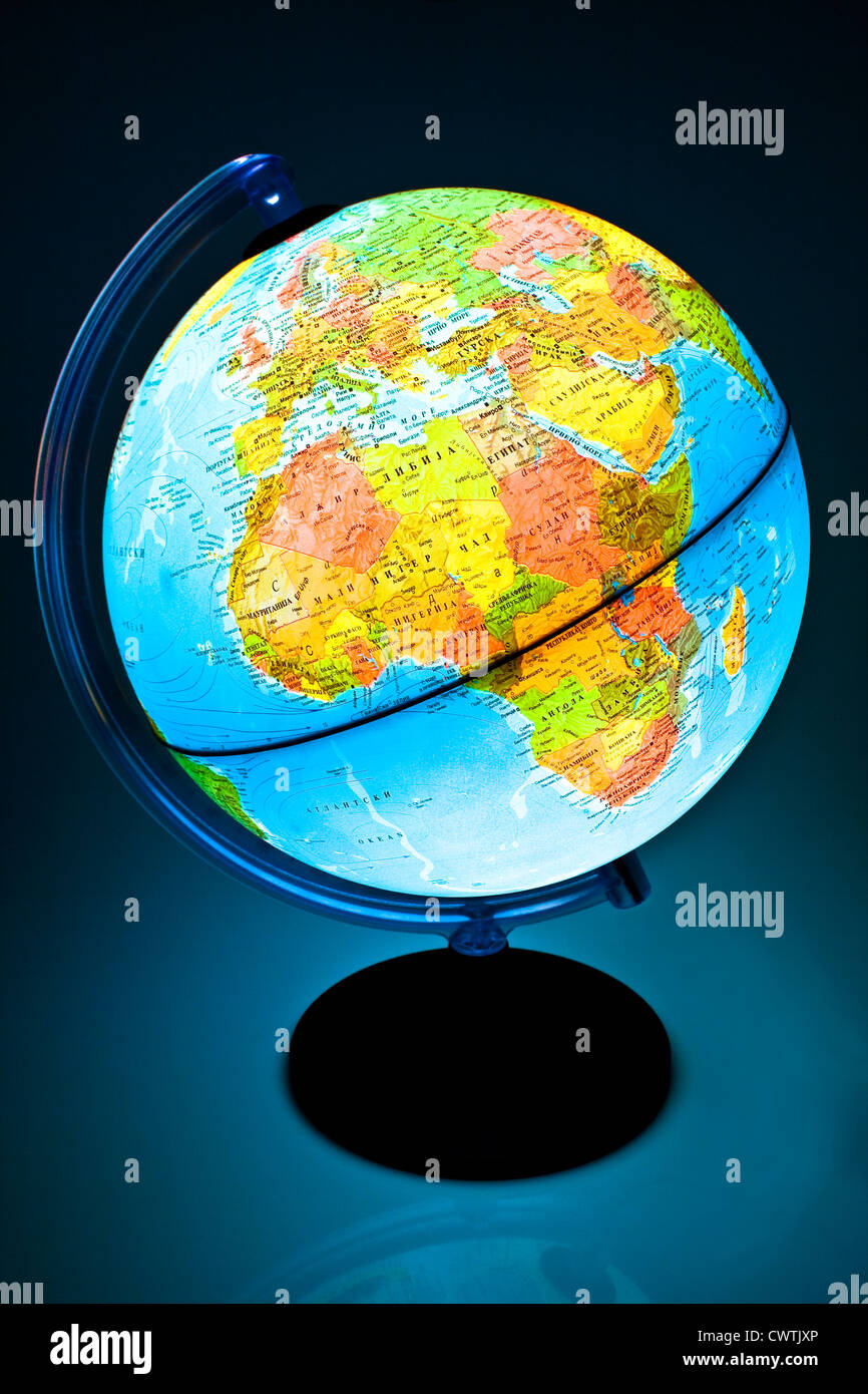 Globo illuminata su sfondo nero Foto Stock