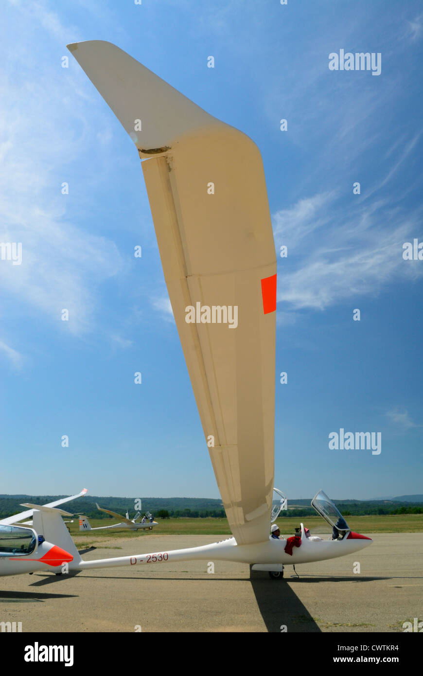 Piano di aliante ASH-25 in attesa della partenza sulla pista di aerodromo di Vinon sur verdon, Var, Francia Foto Stock