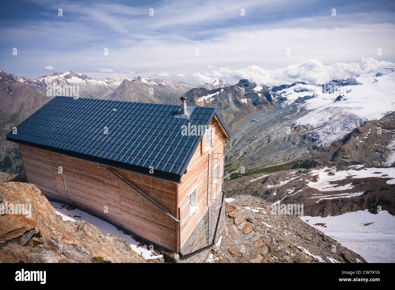 Uno dei due in legno capanne Mischabel sotto le cime del Nadelhorn e Lenzspitze. Foto Stock