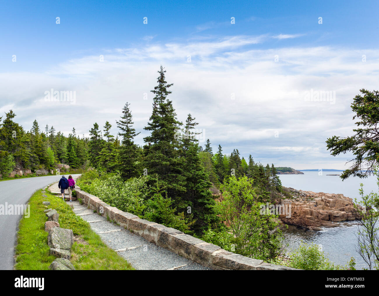 Walkers sul percorso lungo la costa nel Parco Nazionale di Acadia, isola di Mount Desert, Maine, Stati Uniti d'America Foto Stock