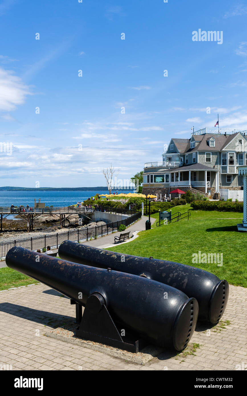 Il porto guardando verso il Bar Harbor Inn, Bar Harbor, isola di Mount Desert, Maine, Stati Uniti d'America Foto Stock