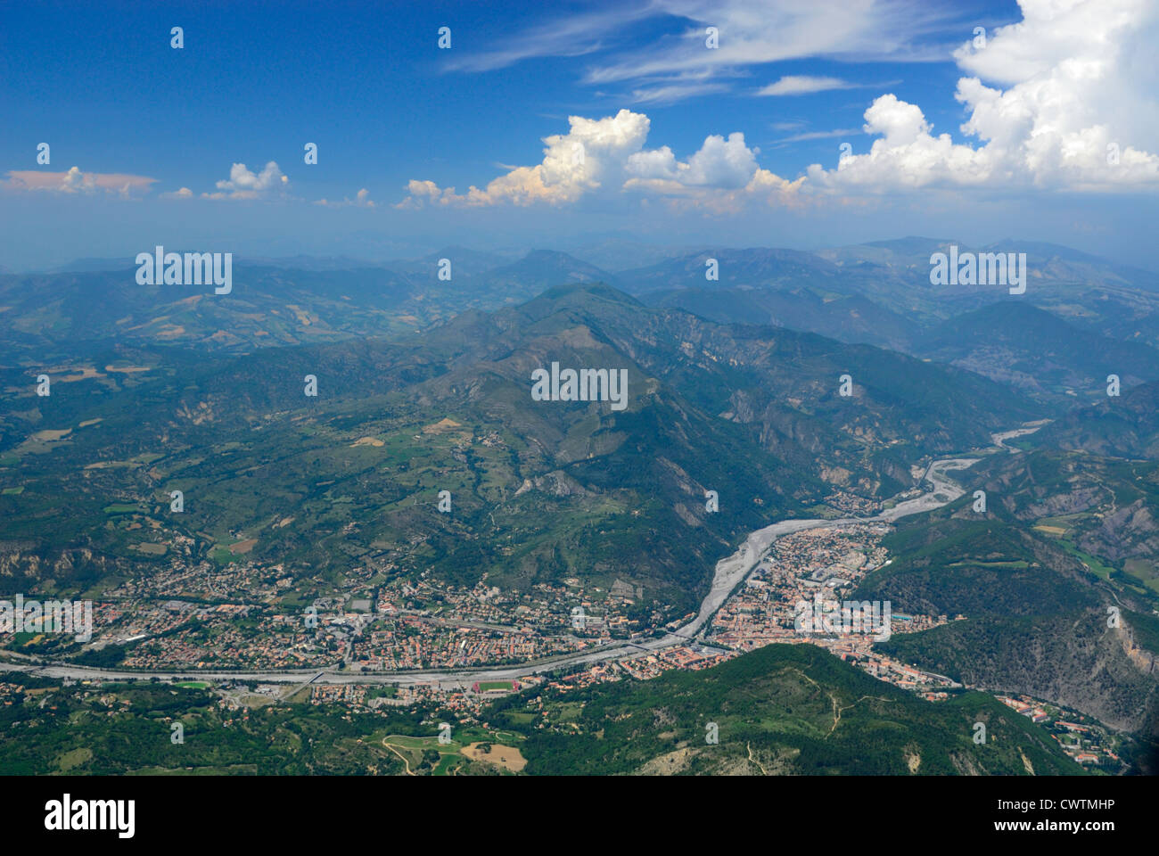 Vista aerea di Digne les bains città nella valle Bleone, Alpes de Haute Provence, Francia Foto Stock