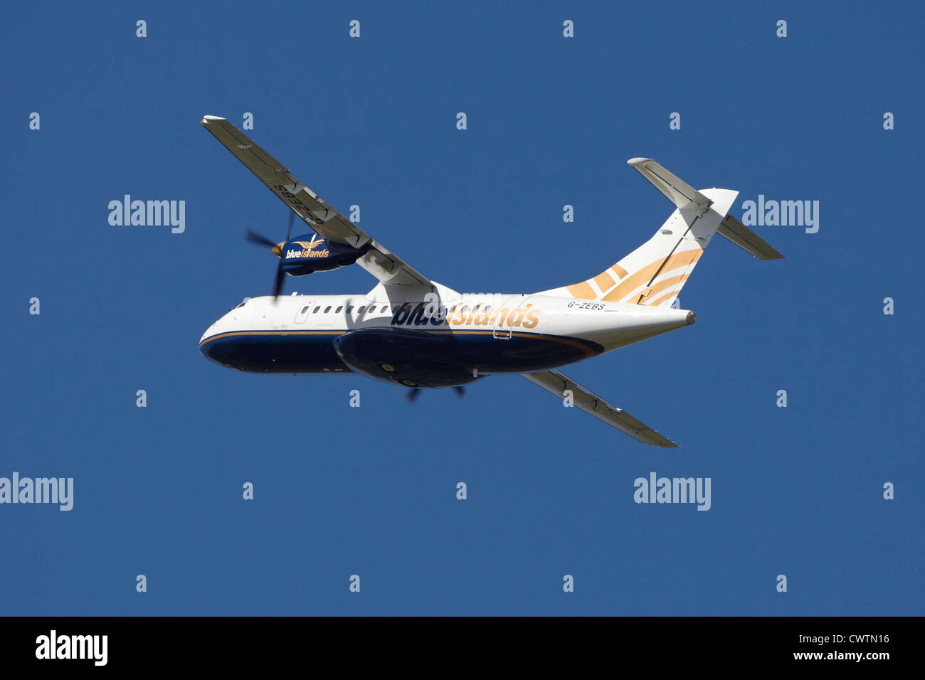 Isole blu ATR 42 G-ZEBS togliere all'Aeroporto di Manchester Foto Stock