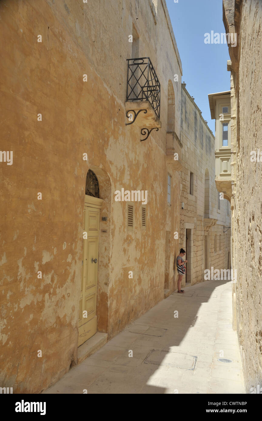 Strada stretta nell'antica città fortificata di Mdina, Malta Foto Stock