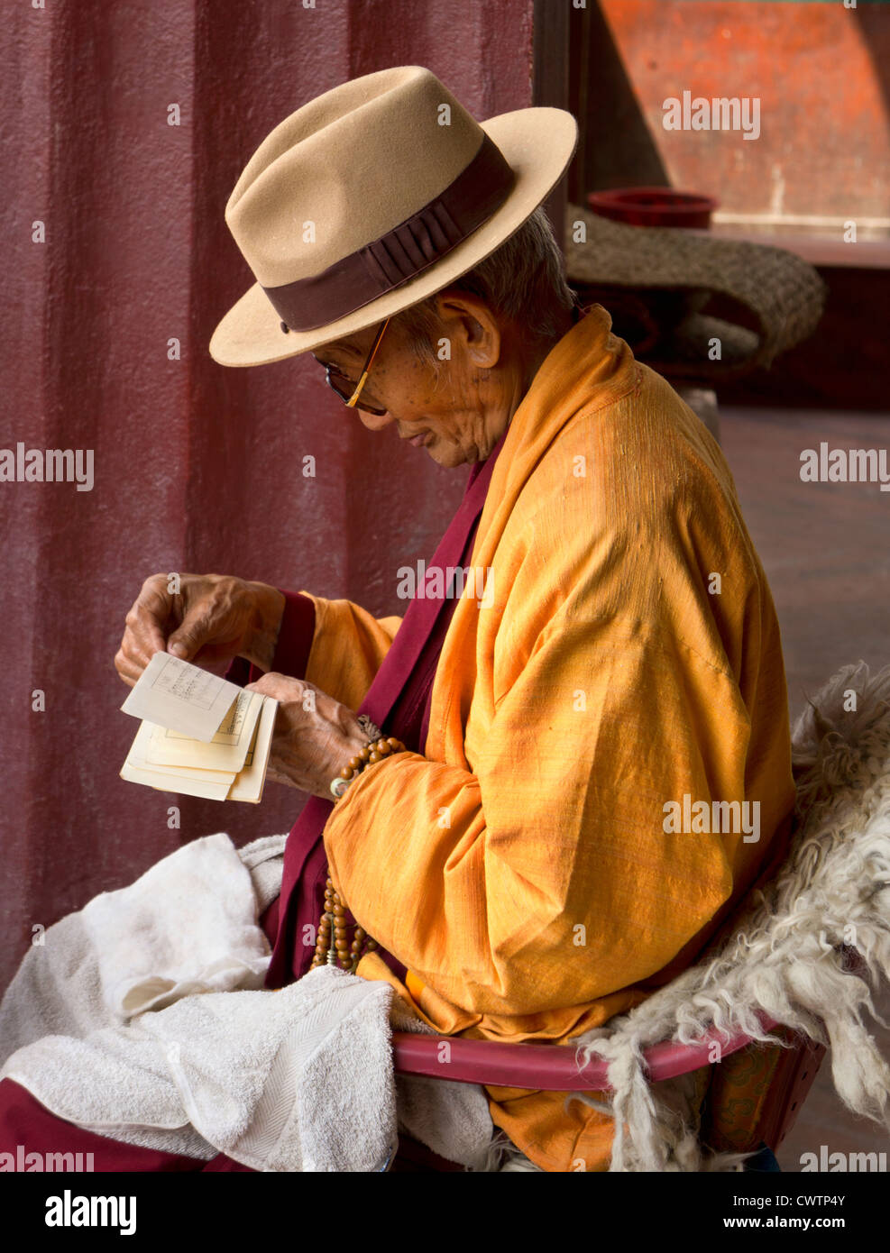 Monaco leggendo il Sutra a Boudhanath a Kathmandu in Nepal Foto Stock