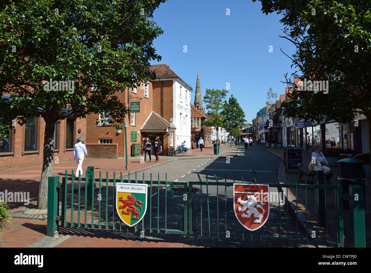 I cancelli chiusi per fermare il traffico, High Street, Egham Surrey, Inghilterra, Regno Unito Foto Stock