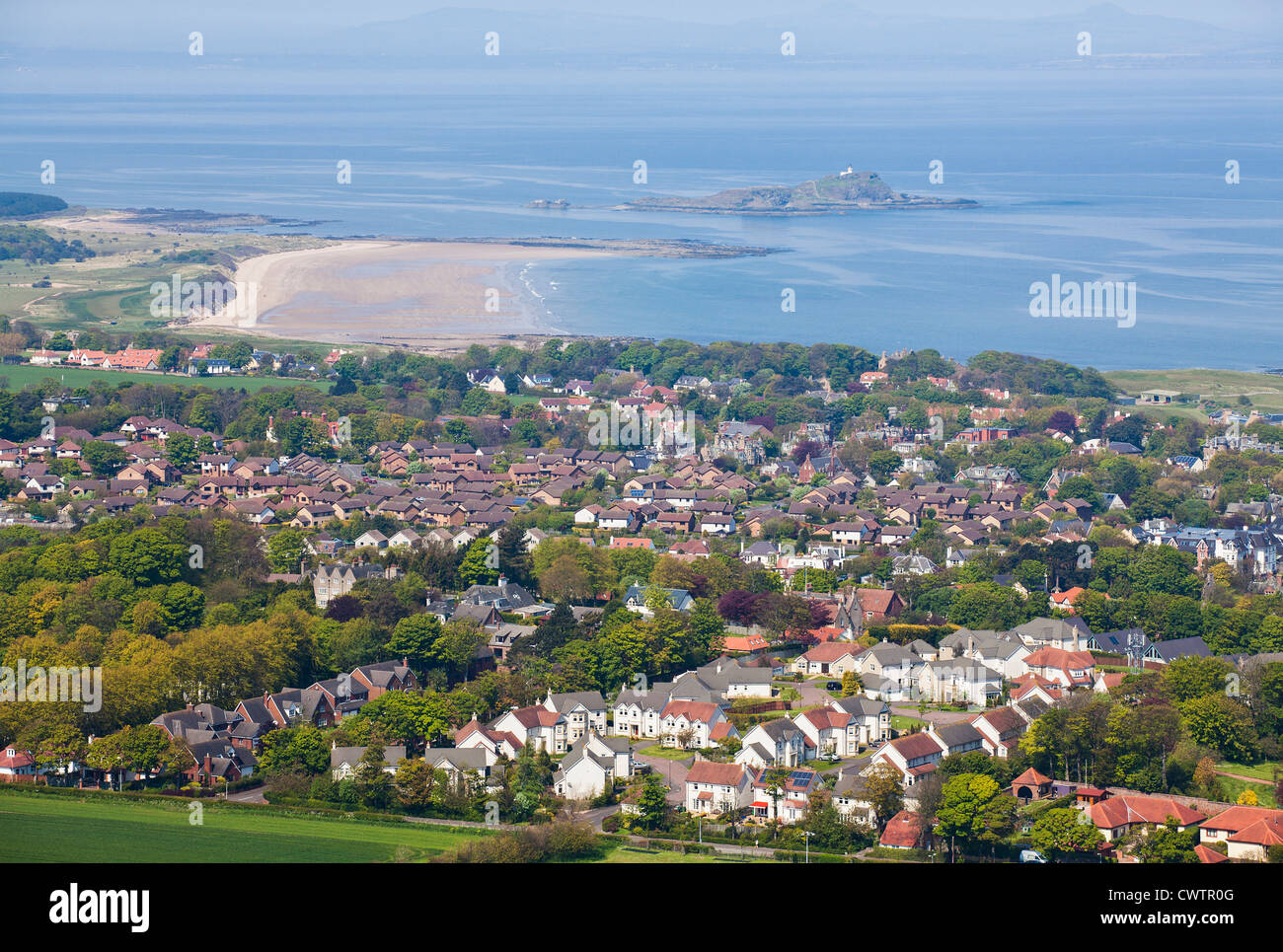 Vista su North Berwick verso Fidra isola da North Berwick diritto, East Lothian, Scozia. Foto Stock