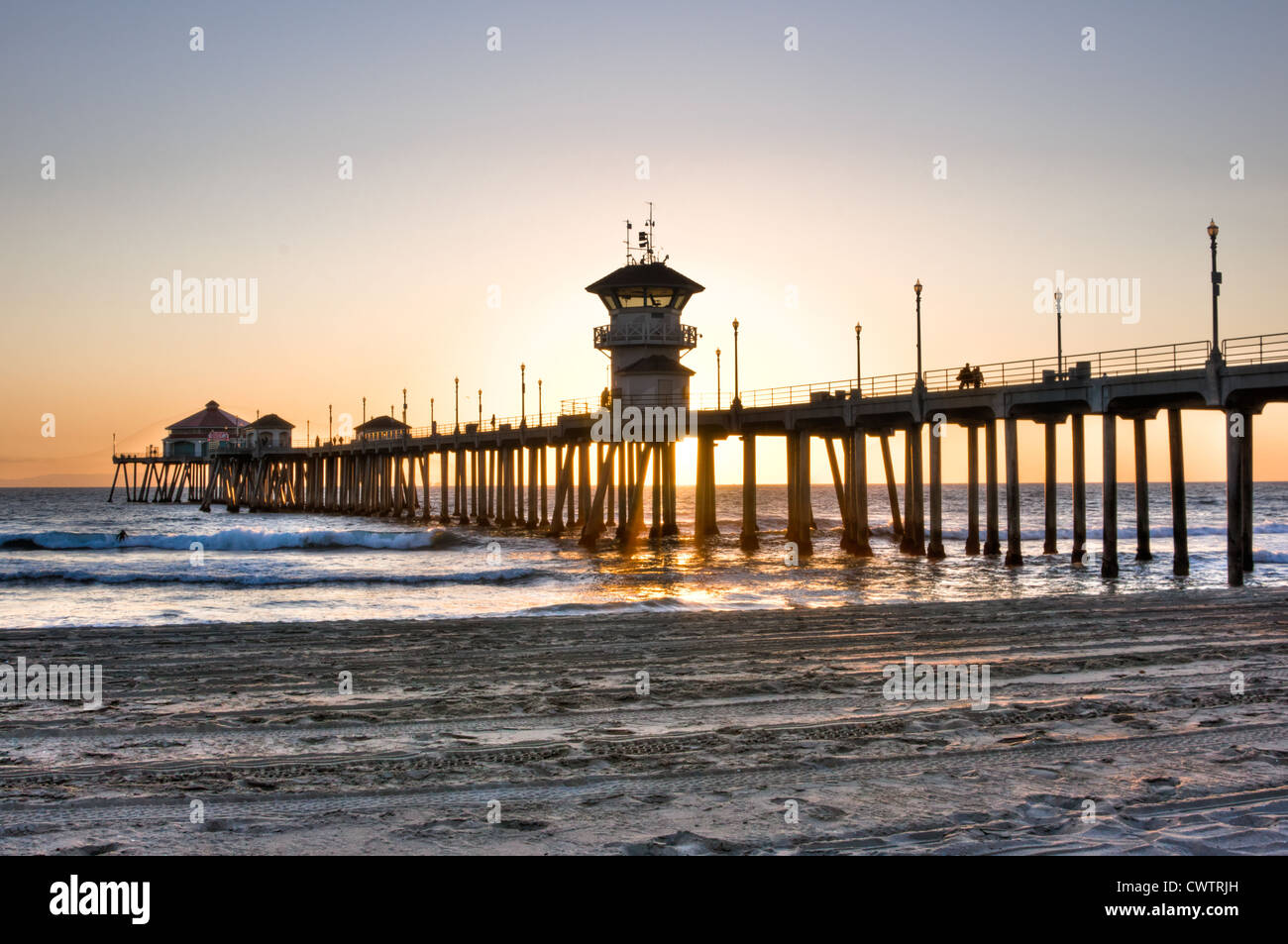 Scenic HDR paesaggio Huntington Beach (Surf City) pier al tramonto Foto Stock