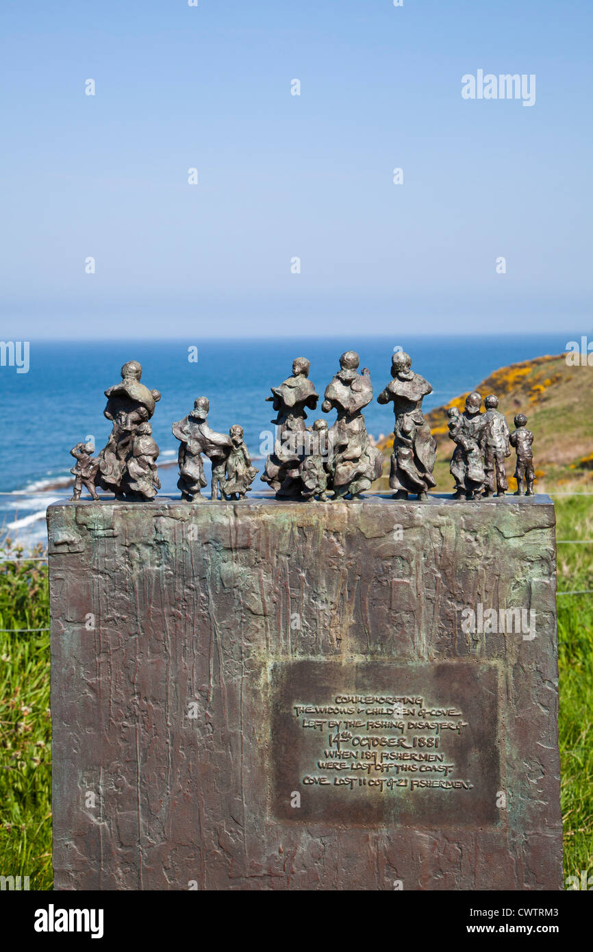 Memoriale al 1881 la pesca disastro Cove, Scottish Borders, Scozia. Foto Stock