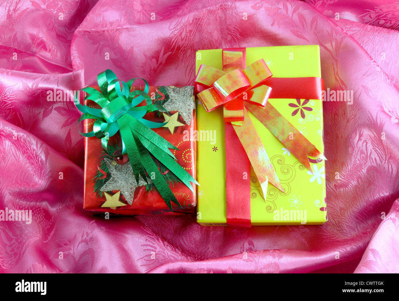 Rosso e giallo confezione regalo con nastro in raso rosa Foto Stock