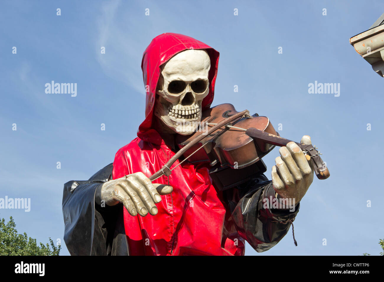 Lo scheletro di suonare il violino, Dom (fiera del divertimento), Amburgo, Germania Foto Stock