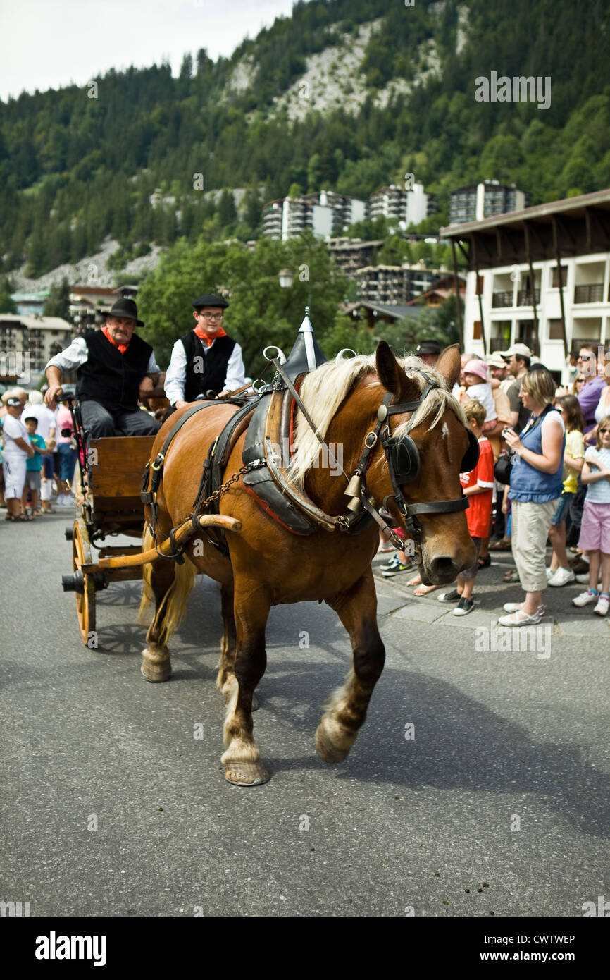 Il Reblochon è festa in La Clusaz (Savoia) 12 Agosto 2012 : Comtois progetto di cavallo Foto Stock