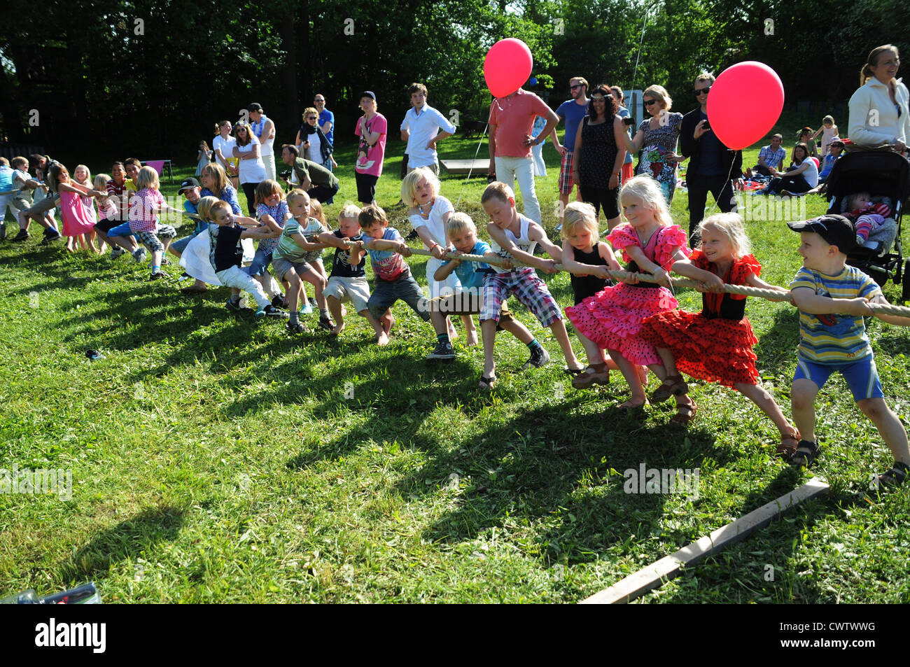 I bambini giocando Tug-of-war games durante la Festa di mezza estate in Svezia Foto Stock