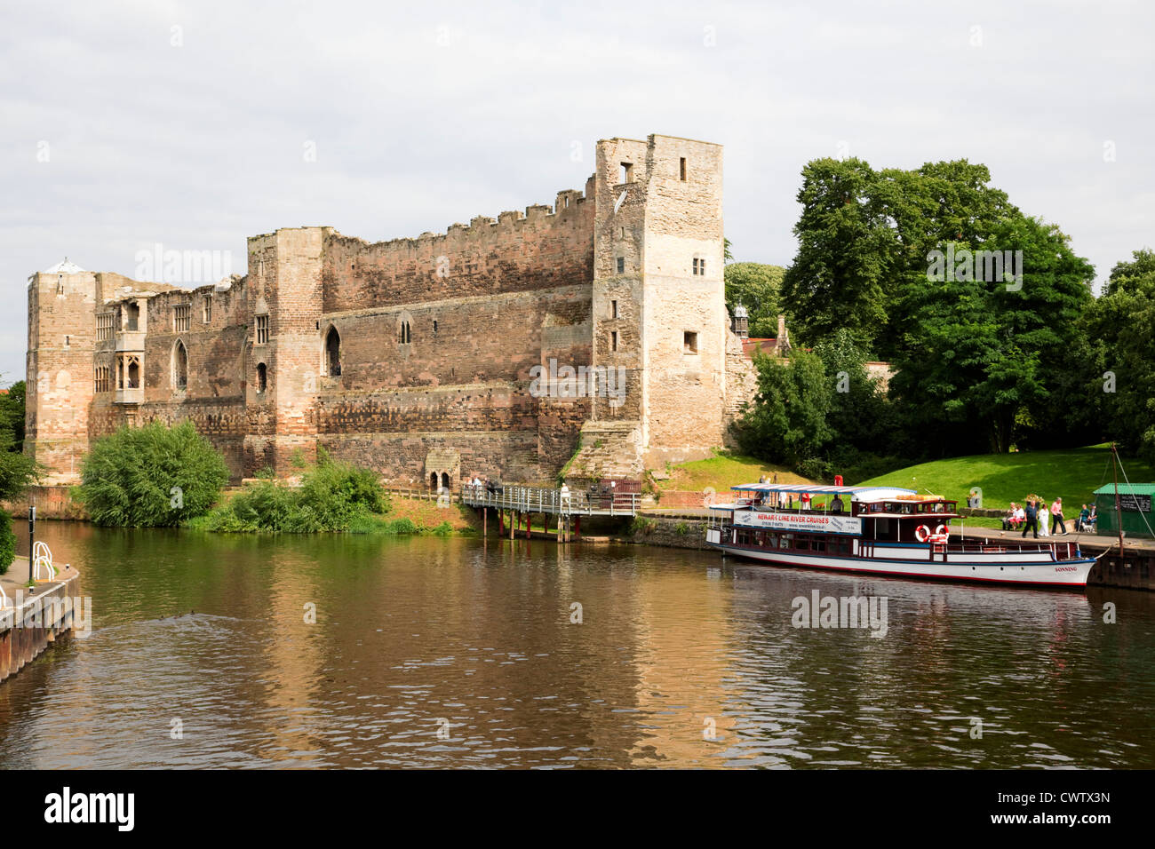Newark Castle sul fiume Trent, Nottinghamshire, Inghilterra. Foto Stock