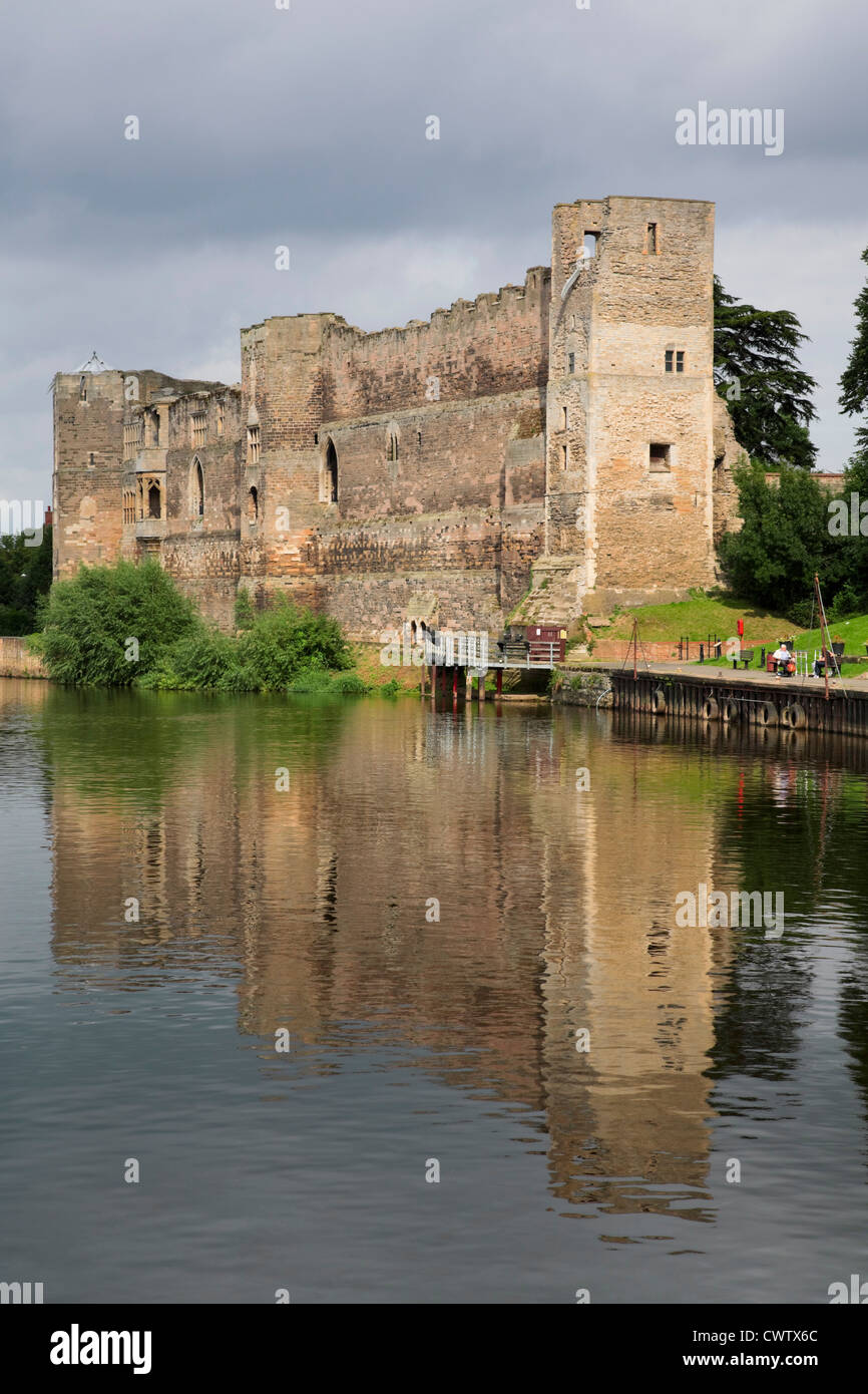 Newark Castle sulle rive del fiume Trent, Nottinghamshire, Inghilterra Foto Stock