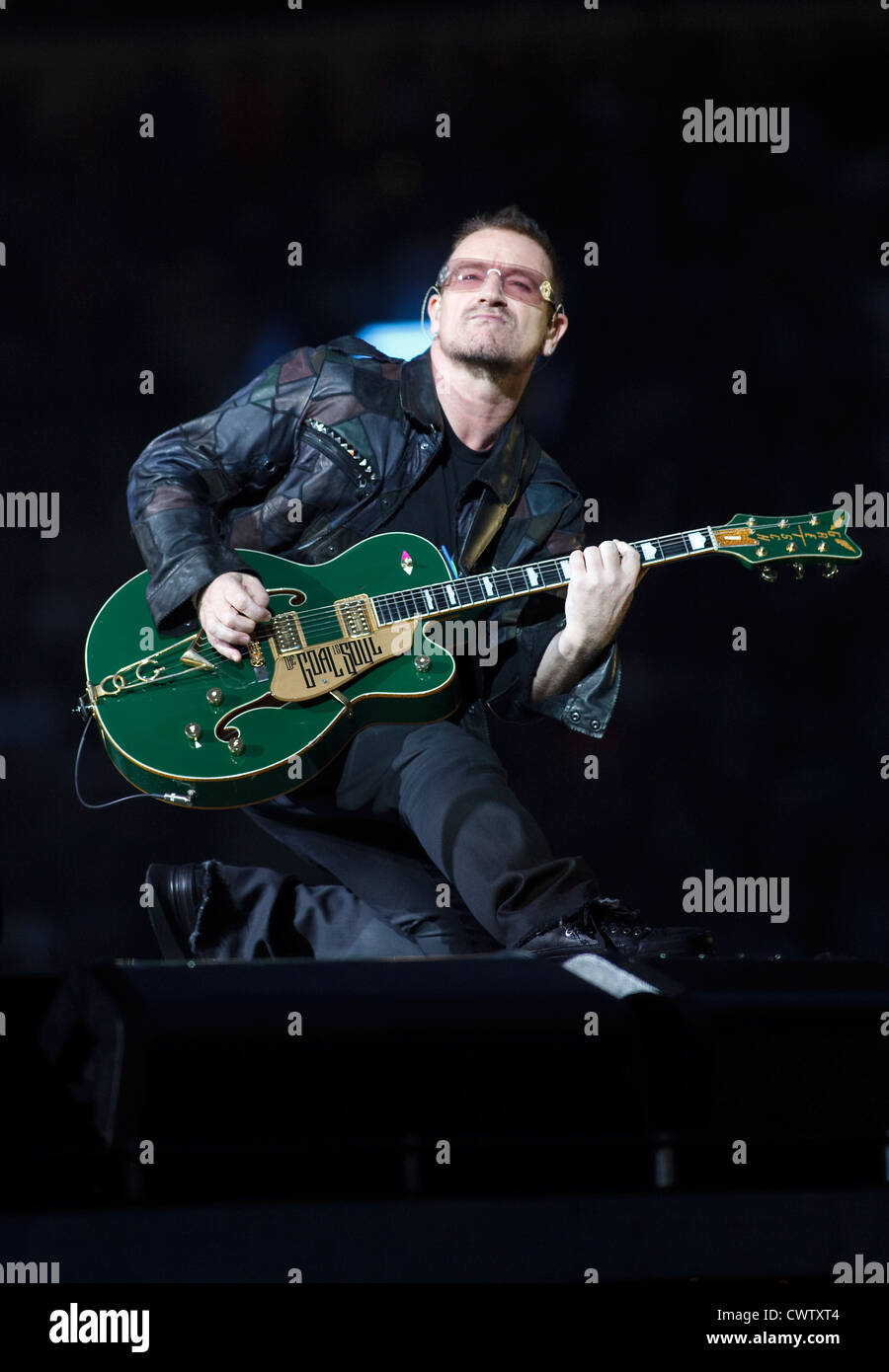 Bono di eseguire durante la U2 360° Tour all'Hampden Park, Glasgow, Scozia Foto Stock
