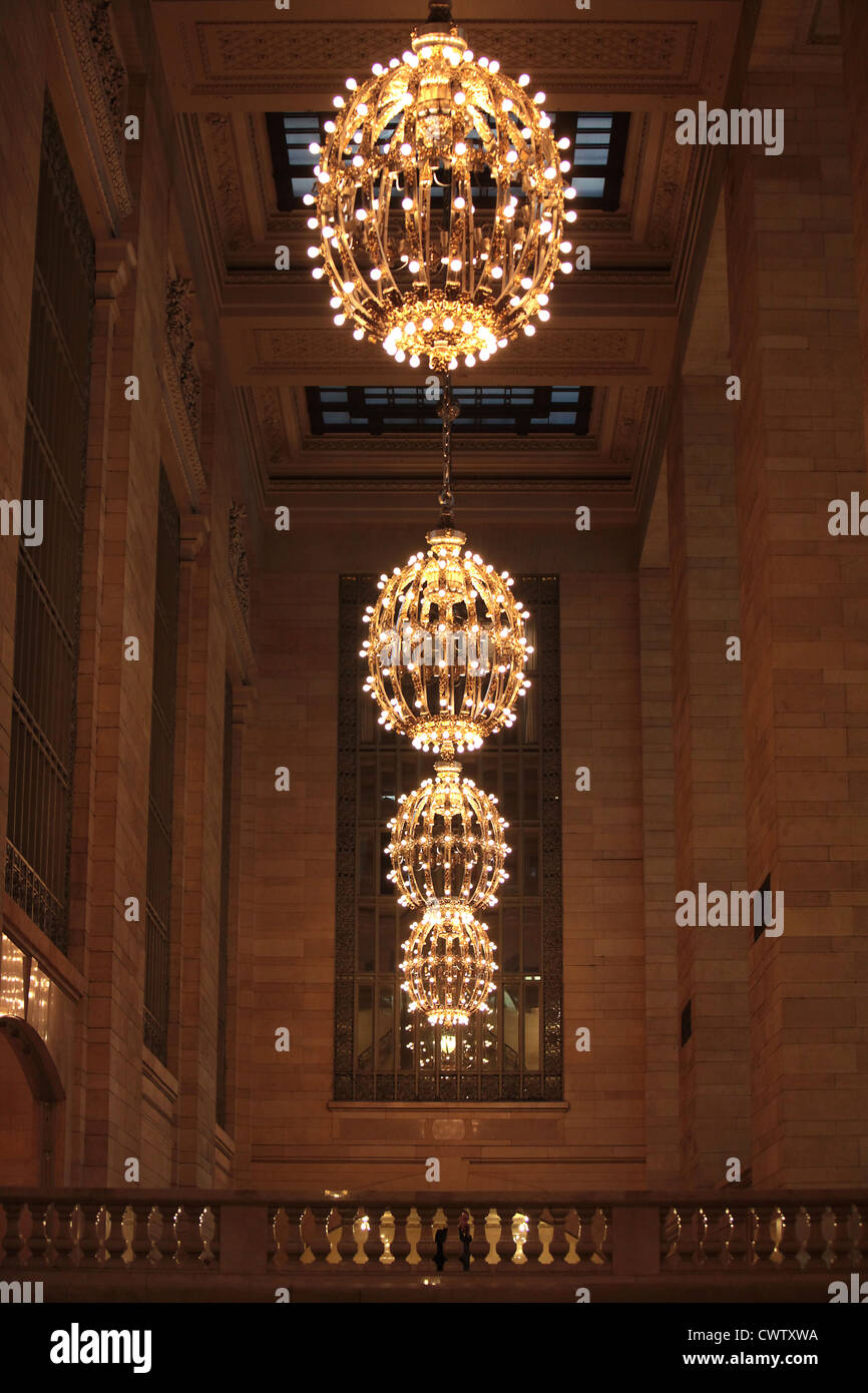 Lampadari nella Grand Central Station di New York City, Stati Uniti d'America Foto Stock