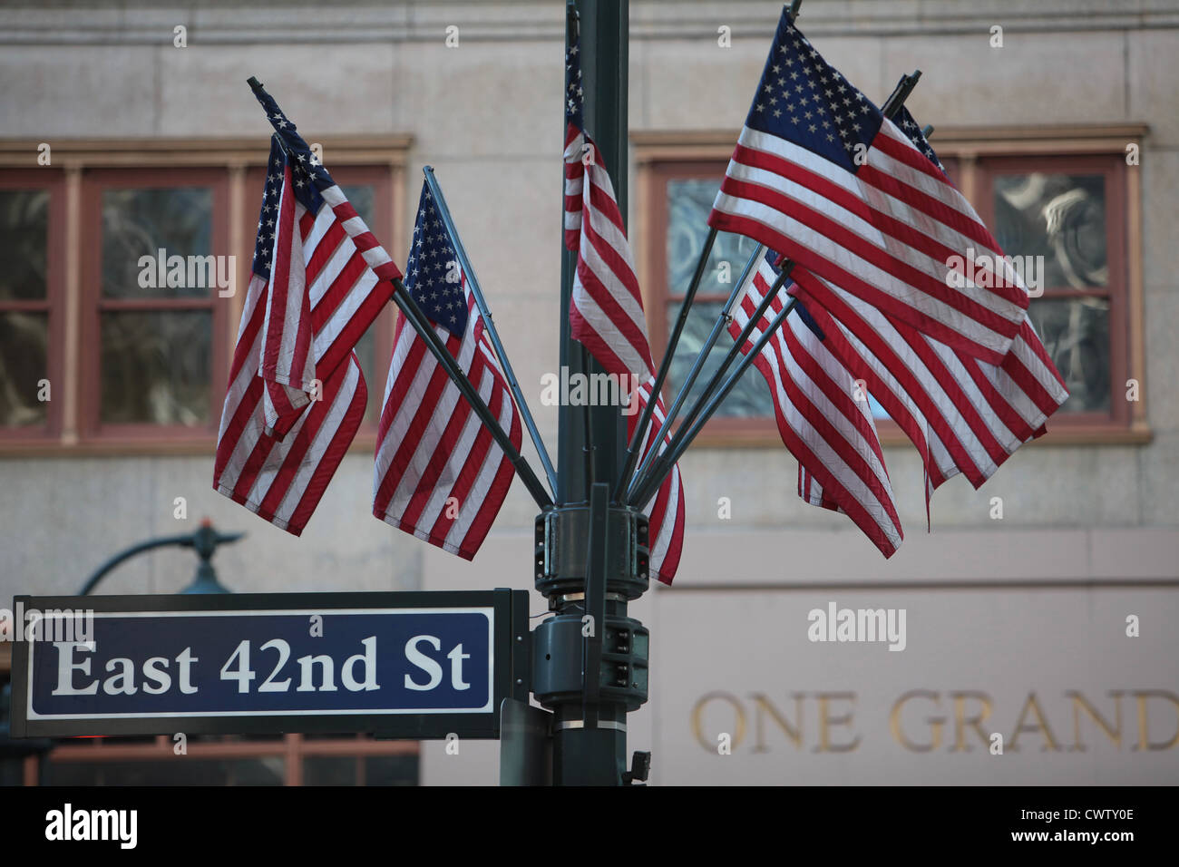 Il nome della strada segno con bandierine americane in New York City, Stati Uniti d'America Foto Stock