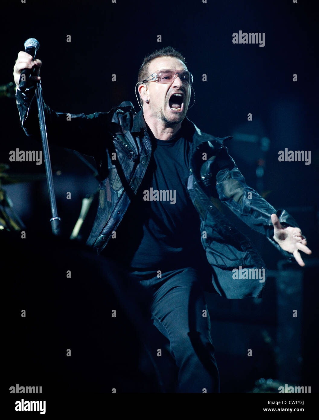 Bono di eseguire durante la U2 360° Tour all'Hampden Park, Glasgow, Scozia. Foto Stock