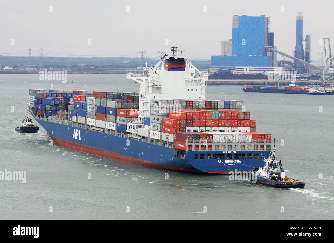 Dwt 50,246, 2010-costruito container APL Indonesia la navigazione nel porto di Rotterdam con assistenza di rimorchiatore Foto Stock