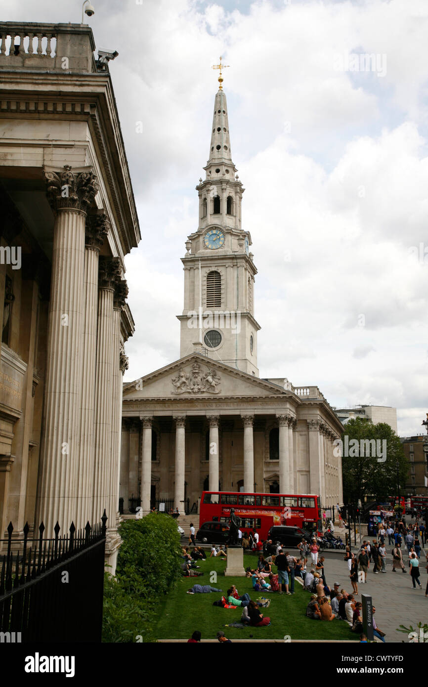 Guardando lungo la facciata della Galleria Nazionale a St Martin nei campi chiesa, Trafalgar Square, London, Regno Unito Foto Stock