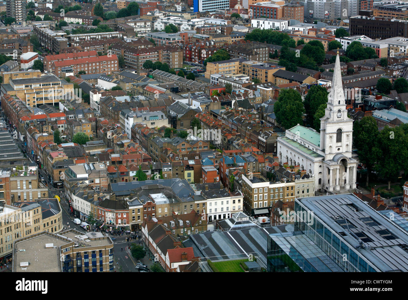 Vista in elevazione guardando giù alla Chiesa di Cristo, Spitalfields, London, Regno Unito Foto Stock