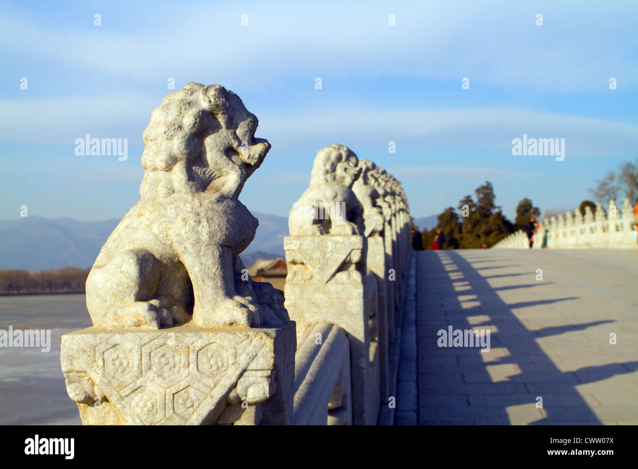 Leone di pietra scultura su 17-ponte di arco in palazzo d'Estate a Pechino, Cina Foto Stock
