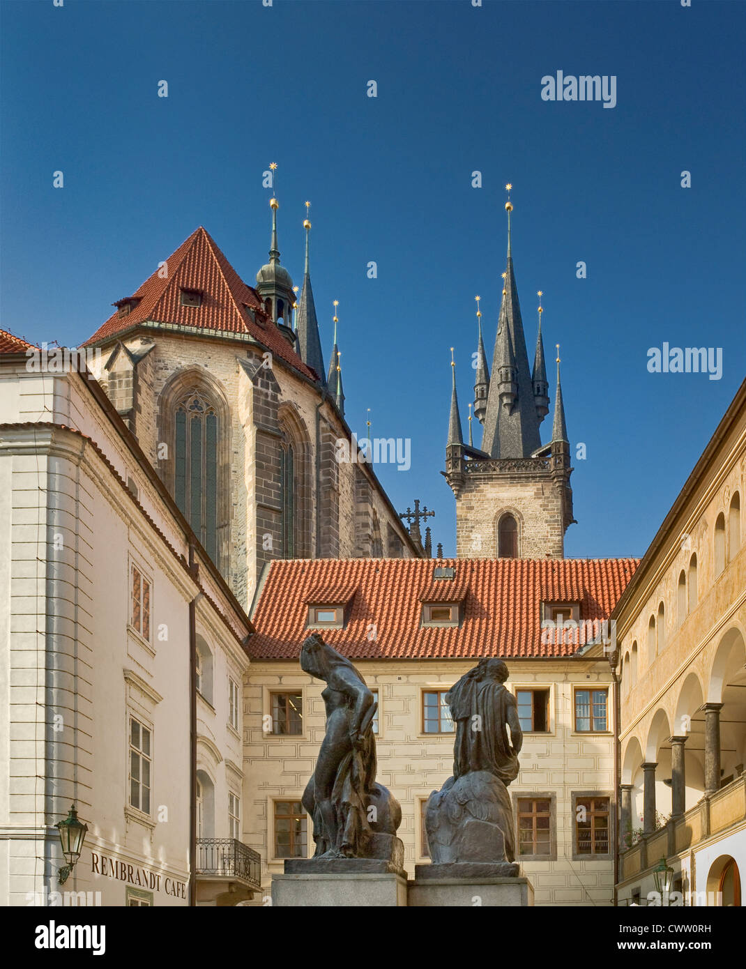 La Chiesa di Santa Maria di Týn visto da plaza vicino Stupartska Street nella città vecchia di Praga, Repubblica Ceca Foto Stock