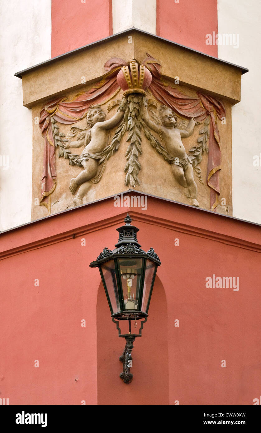 Lampada a gas e bassorilievo all'angolo della casa in via Vejvodova nella città vecchia, Praga, Repubblica Ceca Foto Stock
