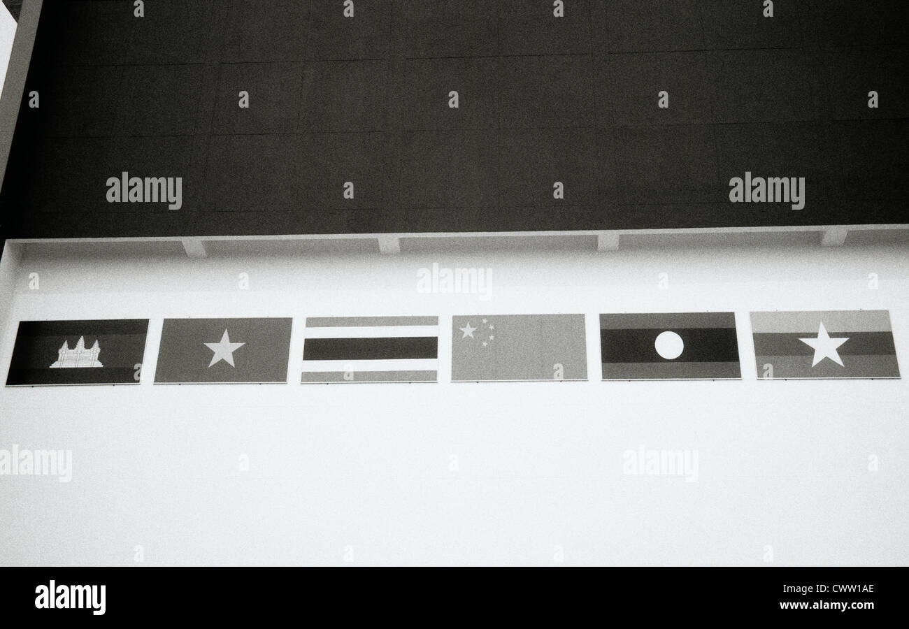 Bandiere in Chiang Rai in Thailandia nel sud-est asiatico in estremo oriente. bandiera corsa cultura località in tutto il mondo la diversità in chiaroscuro Foto stock - Alamy