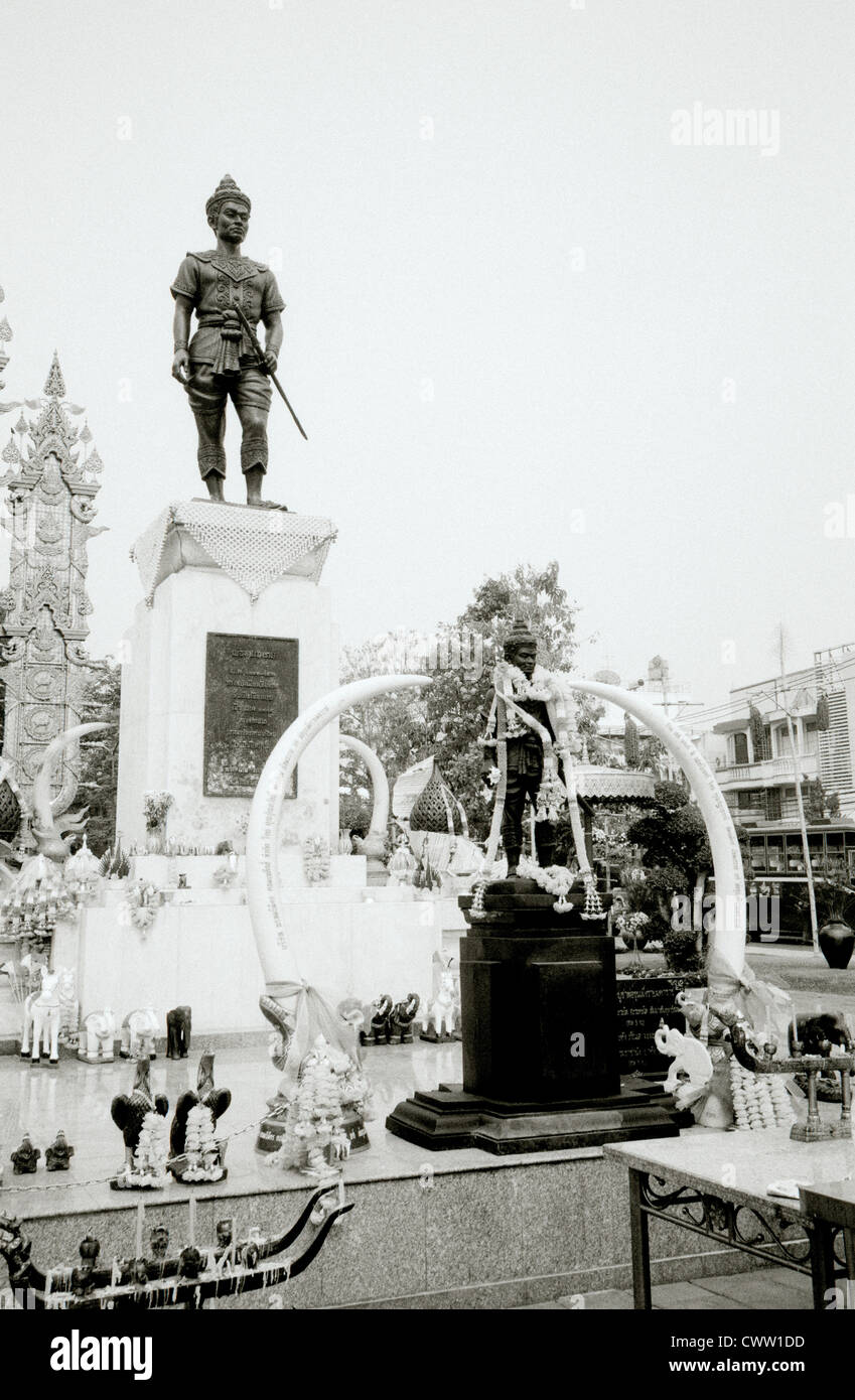 Statua di re Mengrai o mangrai a Chiang Rai in Tailandia nel sud-est asiatico in estremo oriente. Storia di viaggio storico vacanza vacanze Foto Stock