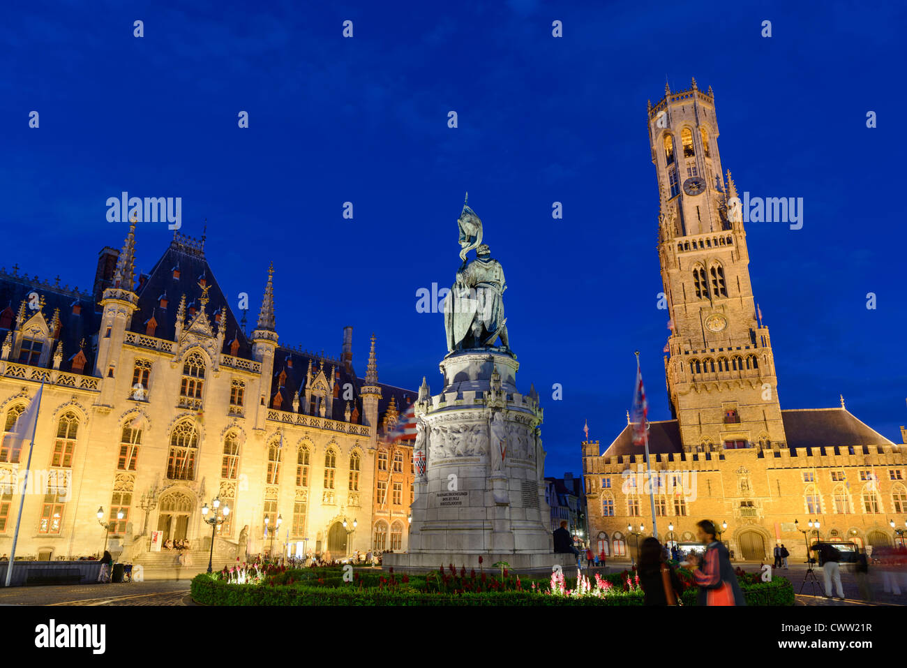 Statua di Jan Breydel e Pieter De Coninck con Belfry e il governo provinciale Palace,Piazza del Mercato di Bruges,Belgio Foto Stock