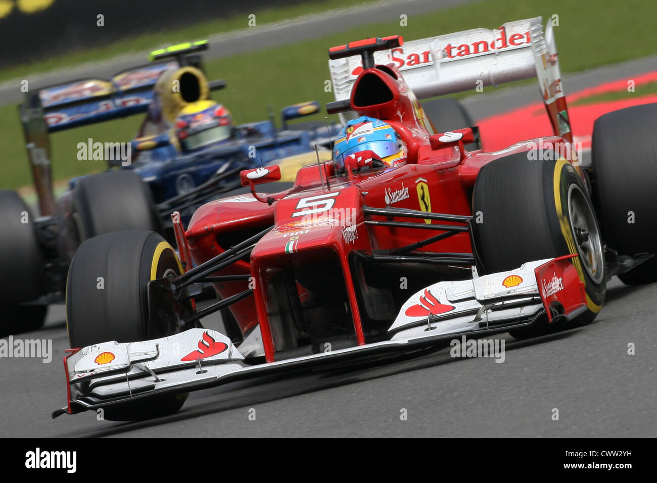 Fernando Alonso (Ferrari) conduce Mark Webber (Red Bull Racing) azione, il Gran Premio di Gran Bretagna a Silverstone nel Regno Unito. Formula Uno, F1 Foto Stock