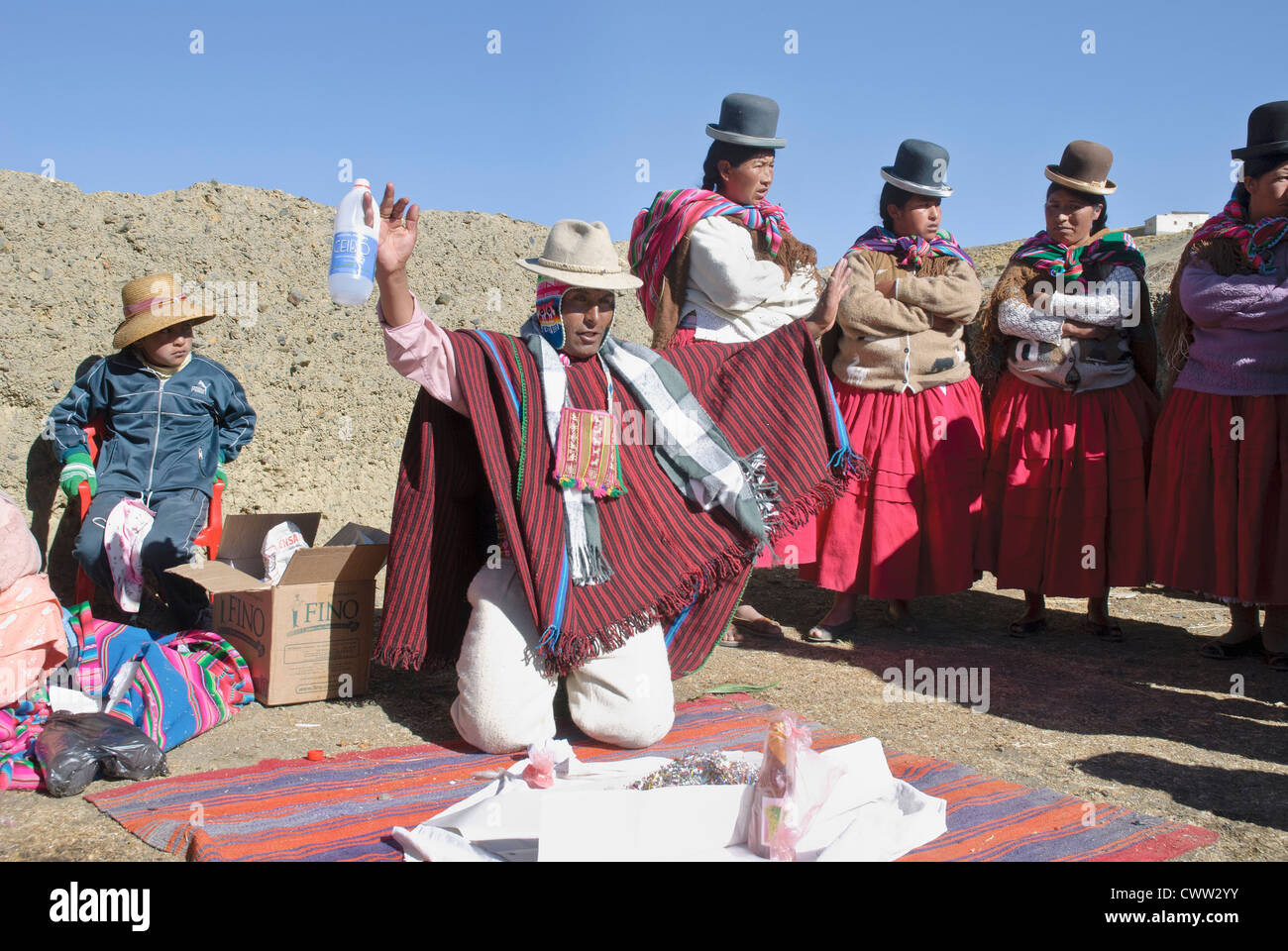 Offrendo alla Pachamama nella Cordillera Real, Bolivia Foto Stock