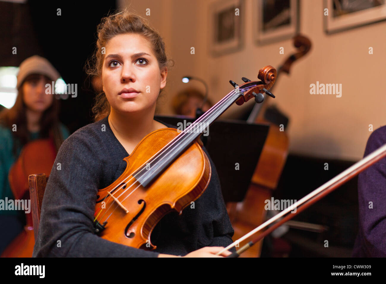 Violino giocatore seduto in pratica Foto Stock