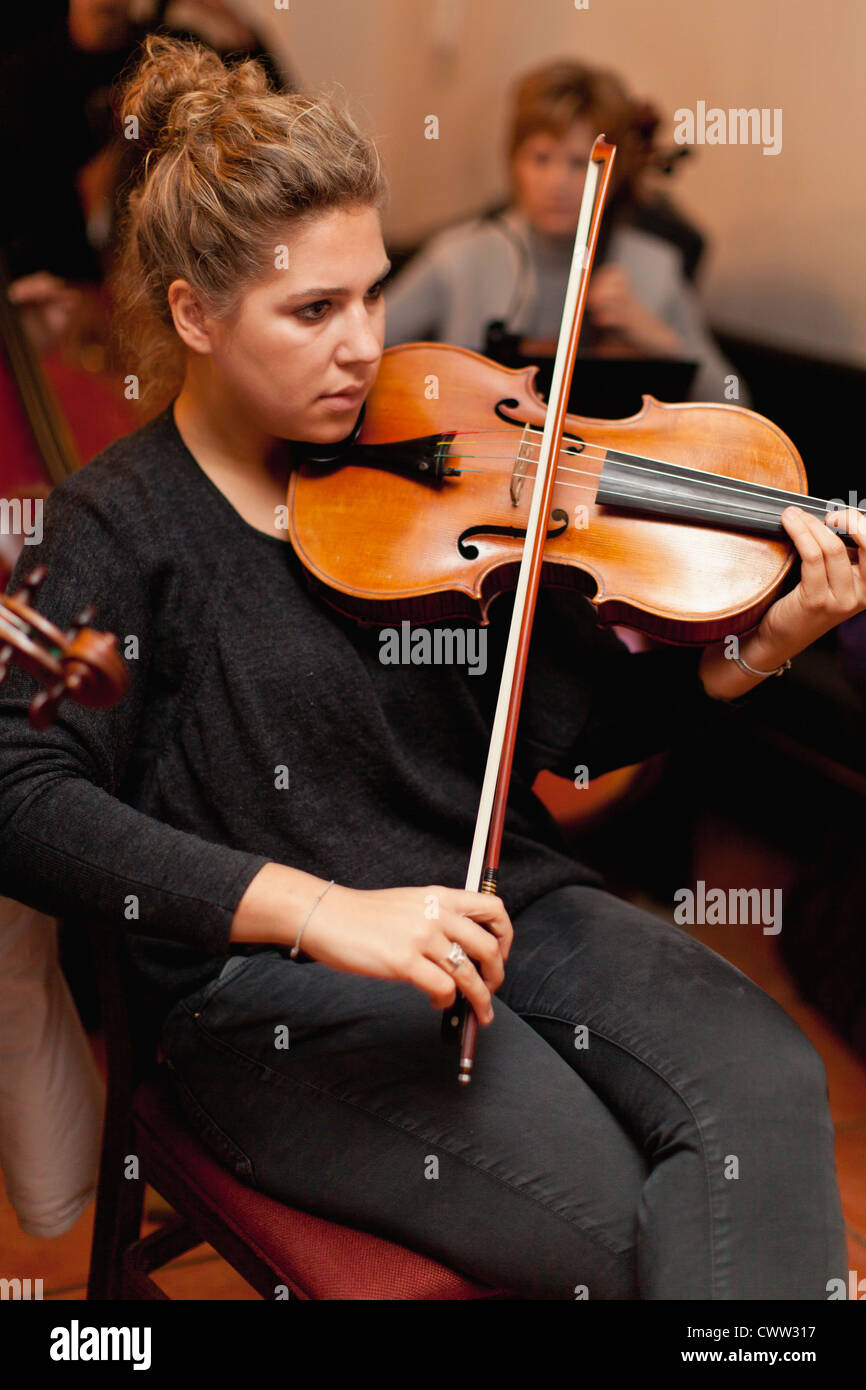 Lettore di violino la pratica con il gruppo Foto Stock