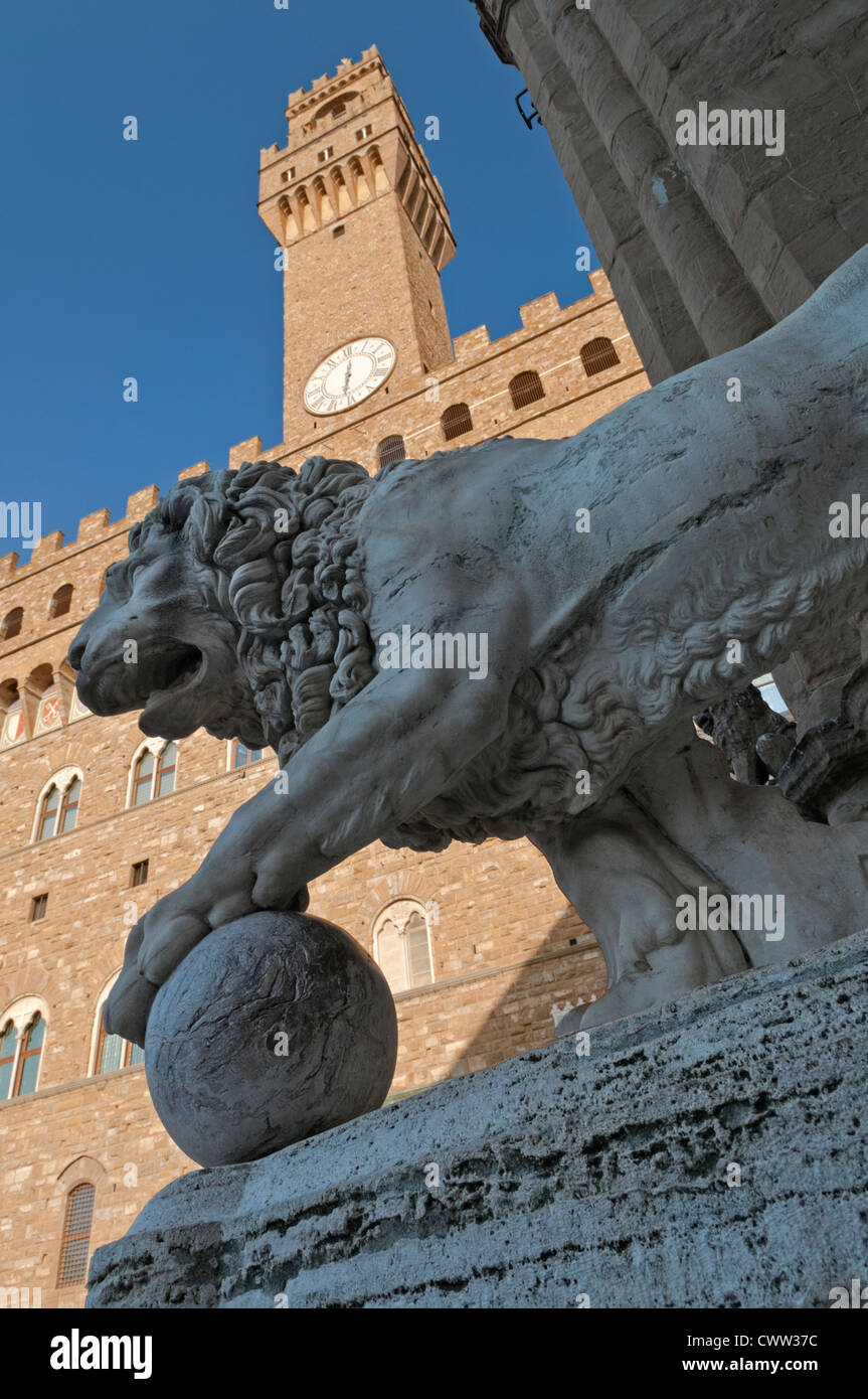 Statua di Lion e Palazzo Vecchio torre di Piazza della Signoria a Firenze Toscana Italia Foto Stock