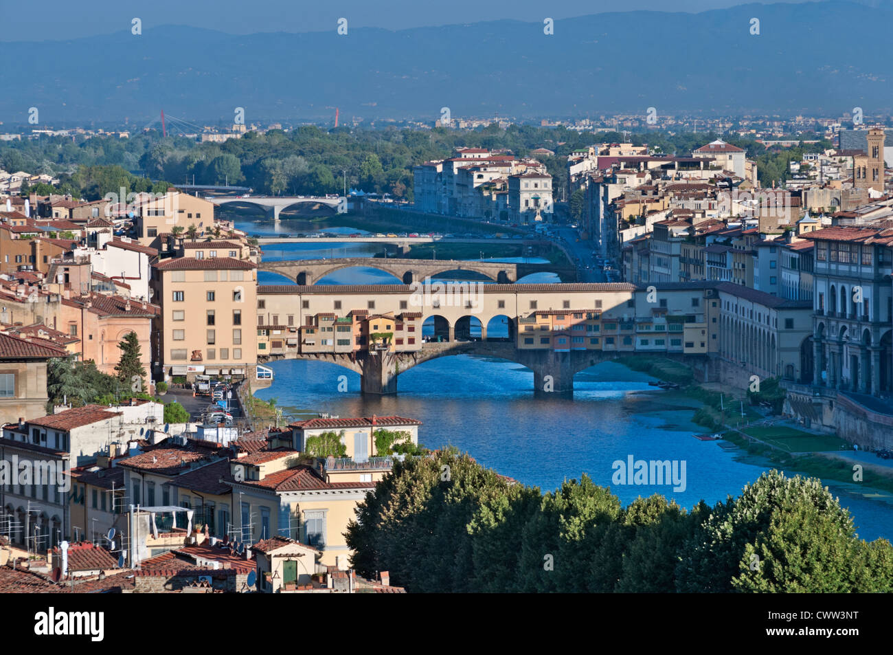 Vista sulla città da Ponte Vecchio e dal fiume Arno Firenze Toscana Italia Foto Stock