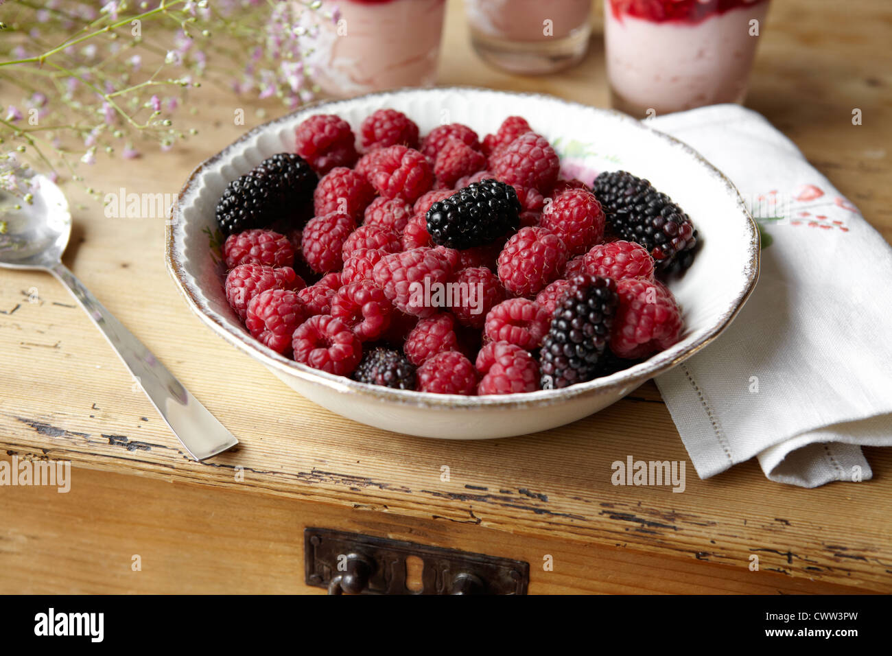 Ciotola di frutti di bosco su tavola Foto Stock