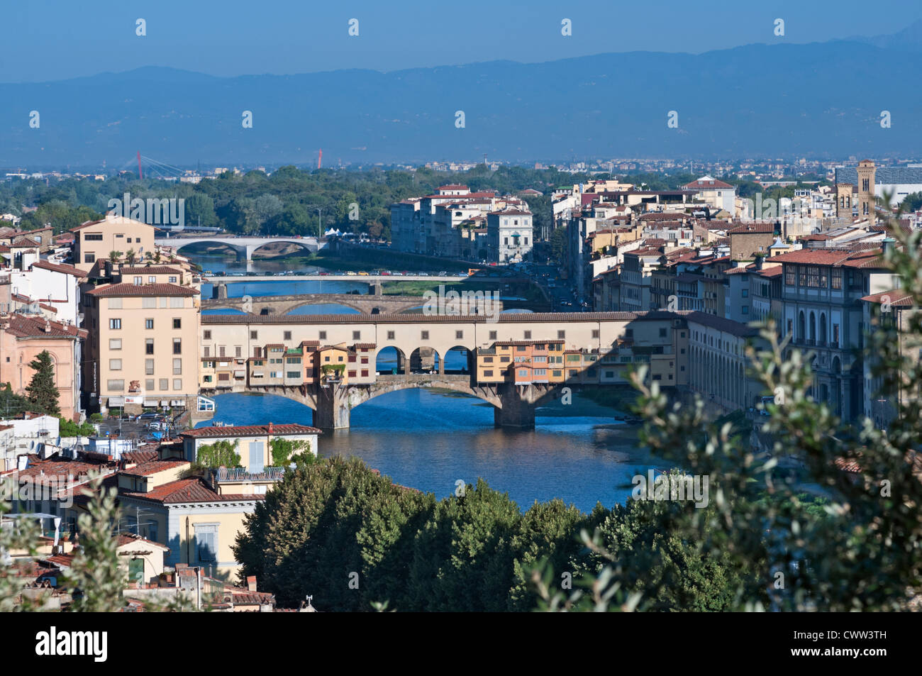 Vista sulla città da Ponte Vecchio e dal fiume Arno Firenze Toscana Italia Foto Stock