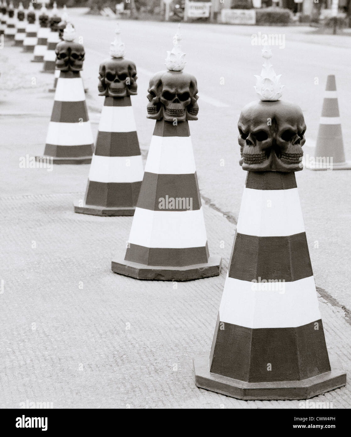 Cranio di arte presso wat rong khun tempio bianco Chiang Rai thailandia nel sud-est asiatico in estremo oriente. Viaggio Religione buddismo architettura cultura teschi esotiche Foto Stock