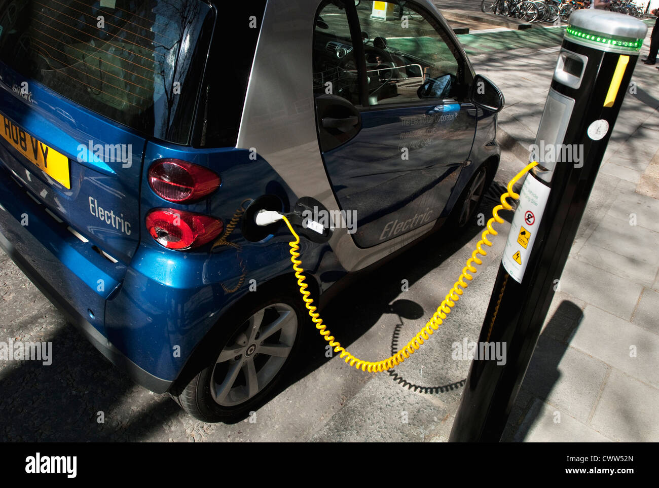 Auto elettrica riceve una carica da una speciale assegnato città della baia di parcheggio. Il centro di Londra, Regno Unito. Foto Stock