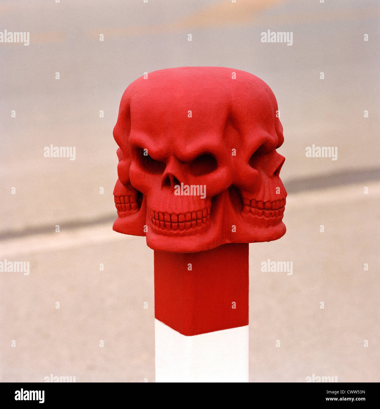 Cranio di arte presso wat rong khun tempio bianco a Chiang Rai thailandia nel sud-est asiatico in estremo oriente. Viaggio Religione buddismo architettura cultura teschi esotiche Foto Stock