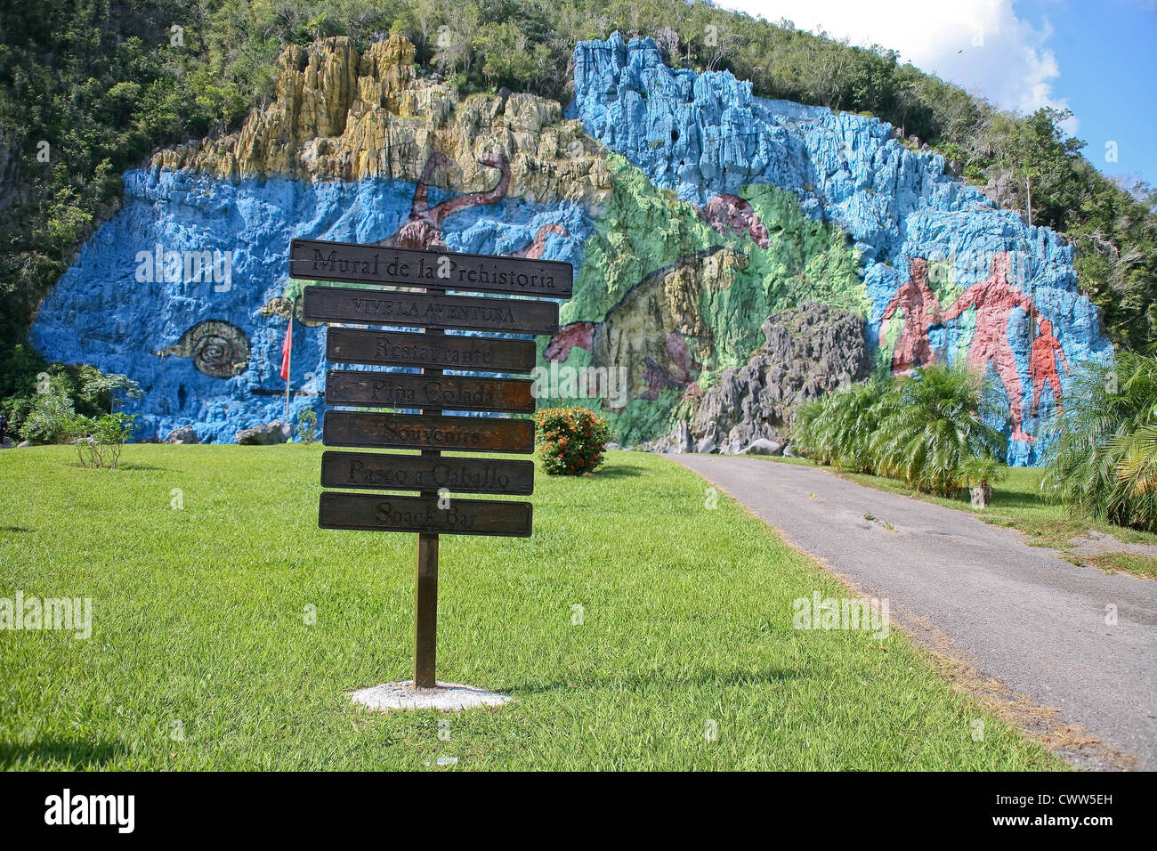 Mural de la Prehistoria, Vive La Aventura, Valle de Vinales, Valle de Vieales Valley, Pinar del Rio, Cuba Foto Stock