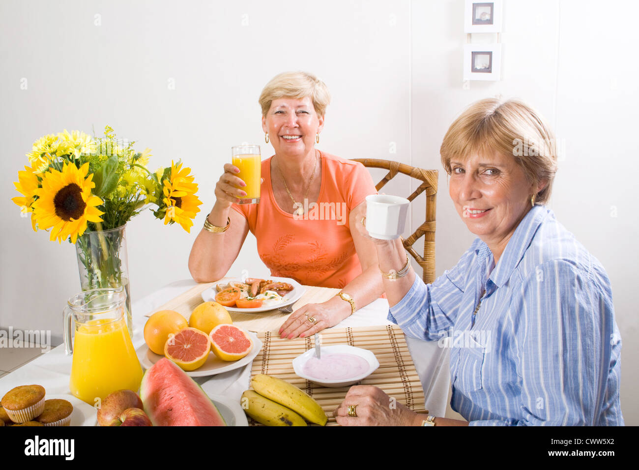 Happy amici senior con prima colazione Foto Stock