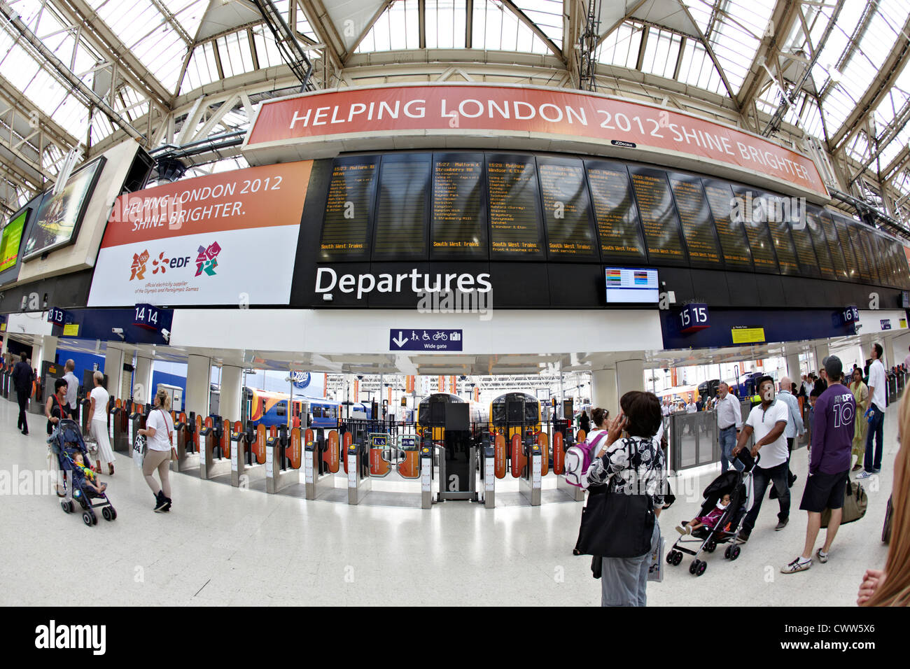 La gente dalla stazione Waterloo, London REGNO UNITO Foto Stock