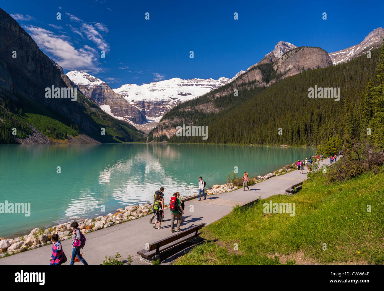 ALBERTA, CANADA - i turisti sul percorso presso il Lago Louise, un lago glaciale nel Parco Nazionale di Banff. Foto Stock