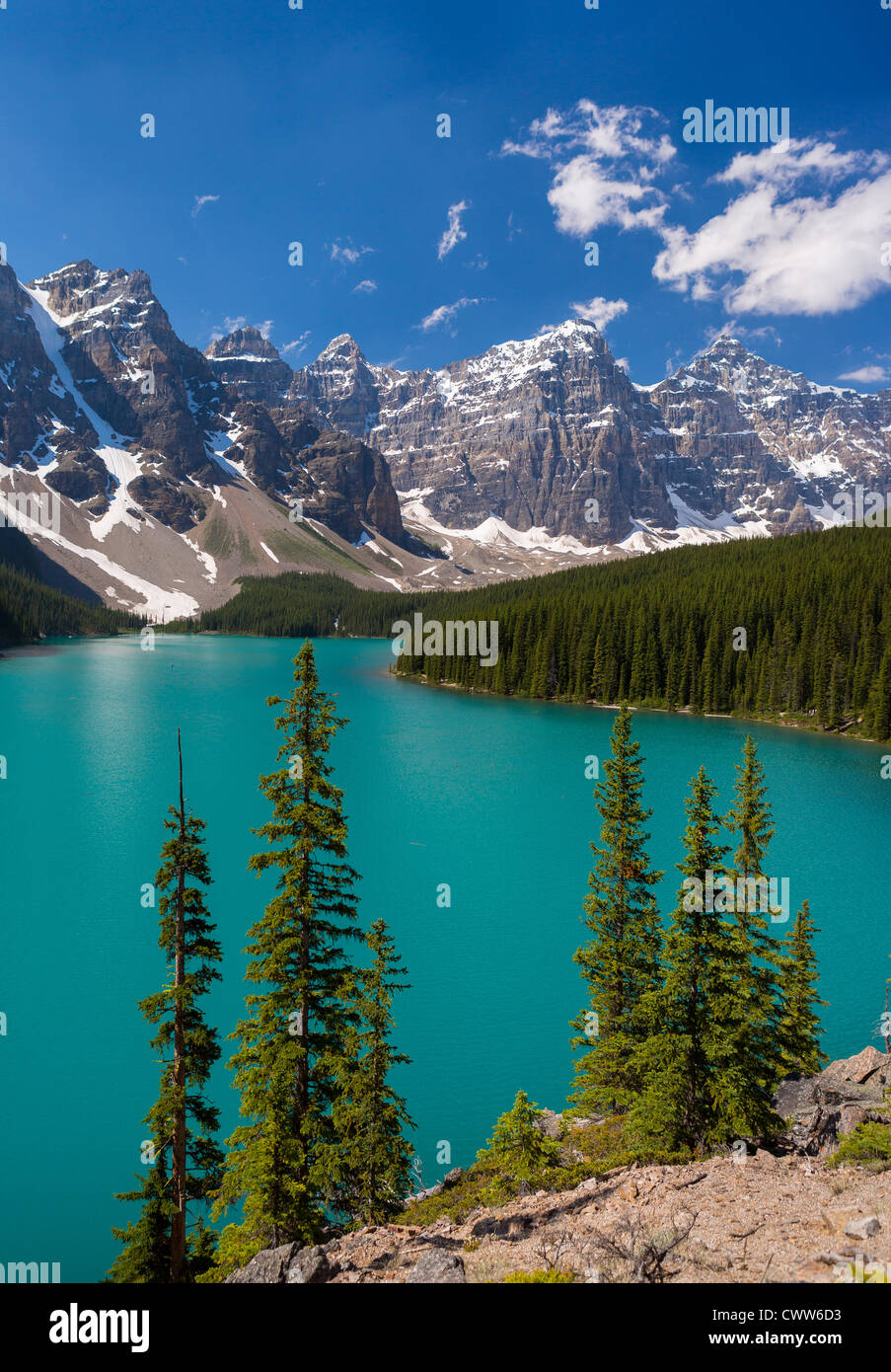 ALBERTA, CANADA - il Lago Moraine, un lago glaciale nel Parco Nazionale di Banff. Foto Stock