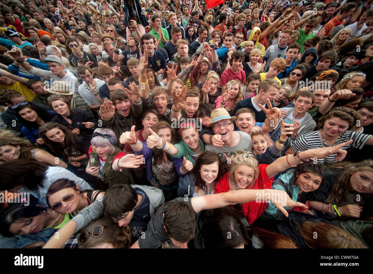 Gli appassionati di musica al palco principale durante T nel Parco Festival presso Balado su luglio 8, 2012 in Kinross Foto Stock